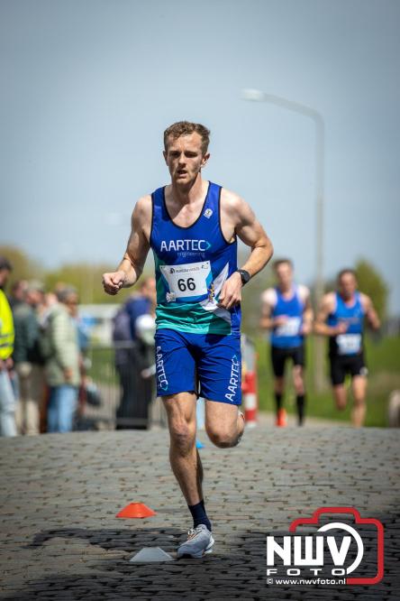 Volle terrassen, bruisende kleedjesmarkt en sportieve Wallenloop: Elburg leeft tijdens koningsdag! - &copy; NWVFoto.nl